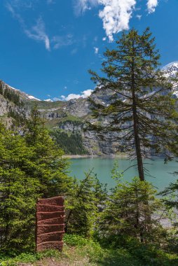 İsviçre 'nin Bernese Oberland bölgesindeki Kandersteg yakınlarında Oeschinensee Gölü manzarası