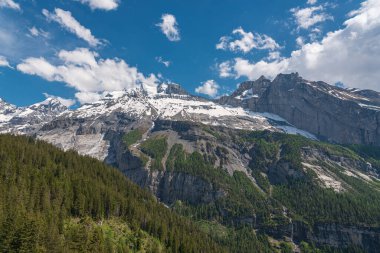 İsviçre 'nin Bernese Oberland bölgesindeki Kandersteg yakınlarında Bluemlisalp Dağı' nın manzarası