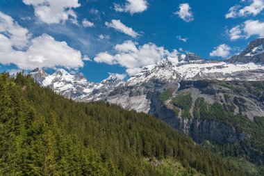 İsviçre 'nin Bernese Oberland bölgesindeki Kandersteg yakınlarında Bluemlisalp Dağı' nın manzarası