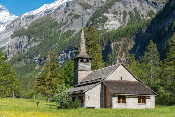 Iglesia Santa María Con Montaña Bluemlisalp Cerca Kandersteg Oberland Bernés — Foto de Stock