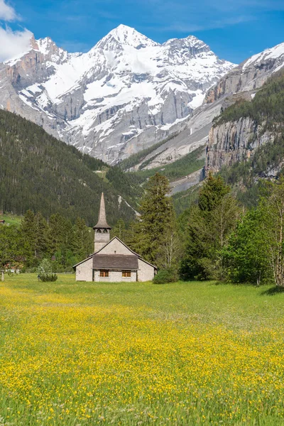 Marys Kerk Met Bluemlisalp Berg Vlakbij Kandersteg Het Berner Oberland — Stockfoto