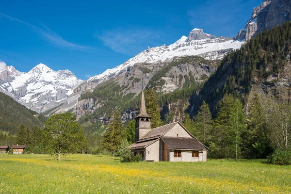 Marys Kerk Met Bluemlisalp Berg Vlakbij Kandersteg Het Berner Oberland — Stockfoto