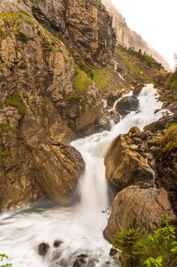 İsviçre 'nin Bernese Oberland bölgesindeki Kandersteg yakınlarında Schwarzbach nehrinin vahşi bir kısmına sahip olan kanyon.