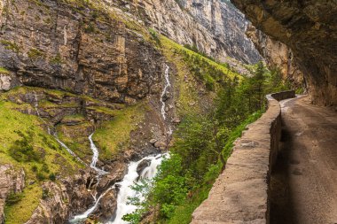 İsviçre 'nin Bernese Oberland bölgesindeki Kandersteg yakınlarındaki Gasterental' e giden resmi yol.