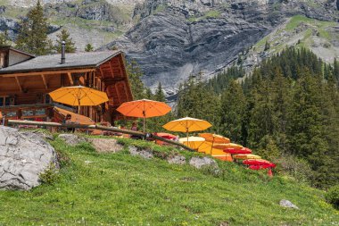 Kandersteg, İsviçre - 19 Haziran 2019: Oeschinensee Oeschinensee Dağı İsviçre 'nin Bernese Oberland kentindeki Kandersteg yakınlarında.