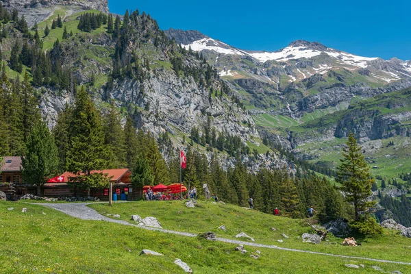 Kandersteg Suiza Junio 2019 Paisaje Con Hotel Montaña Oeschinensee Lago — Foto de Stock