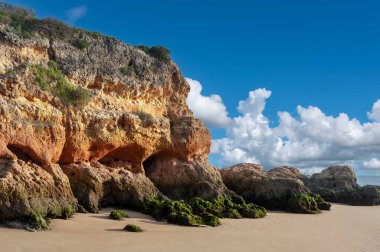 Portekiz 'in Algarve bölgesindeki Ferragudo' da Praia Grande sahilinde tek ayakta duran kaya.