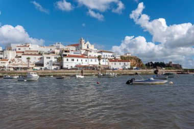 Rio Arrade 'in ağzından Ferragudo şehrine bakın. Ferragudo Portekiz 'in Algarve şehrinde yer almaktadır.