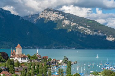 Thun Gölü ve Spiez şehri İsviçre 'nin Bernese Oberland' inde.