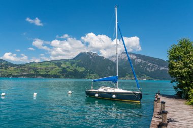 İsviçre 'nin Bernese Oberland' inde, Spiez 'deki Thun Gölü' ndeki iskelede yelkenli.