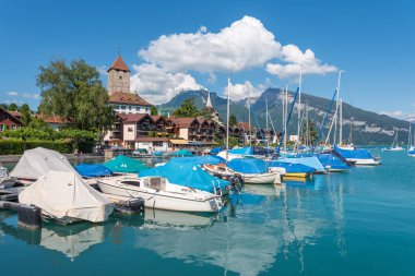 Spiez, İsviçre - 17 Haziran 2019: İsviçre 'nin Bernese Oberland bölgesindeki Spiez' de Thun Gölü 'ndeki kayıkhane