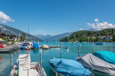 Spiez, İsviçre - 17 Haziran 2019: İsviçre 'nin Bernese Oberland bölgesindeki Spiez' de Thun Gölü 'ndeki kayıkhane