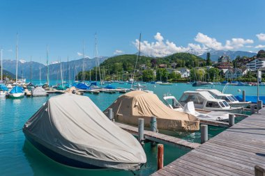 Spiez, İsviçre - 17 Haziran 2019: İsviçre 'nin Bernese Oberland bölgesindeki Spiez' de Thun Gölü 'ndeki kayıkhane
