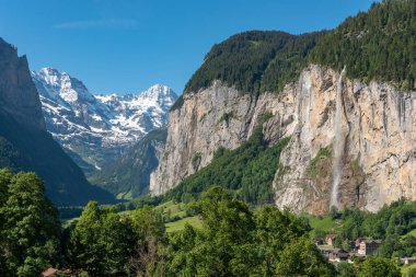 Lauterbrunnen 'den Lauterbrunnen Vadisi' ne, İsviçre 'deki Bernese Oberland' de Staubbach Şelalesi 'ne.