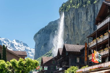 Lauterbrunnen, İsviçre - 17 Haziran 2019: İsviçre 'deki Bernese Oberland' da Staubbach Falls ile Lauterbrunnen 'de Townscape