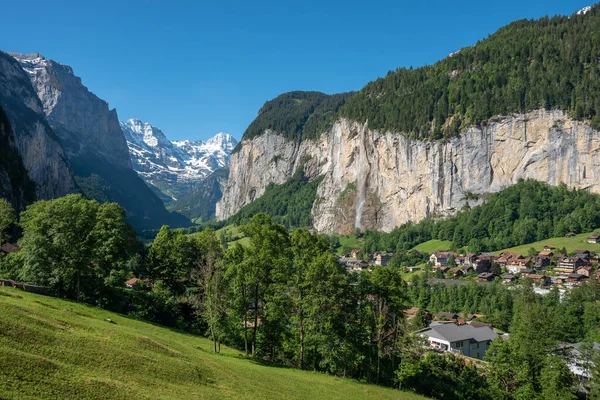 Uitzicht Vanaf Lauterbrunnen Naar Het Lauterbrunnen Dal Met Staubbach Watervallen — Stockfoto