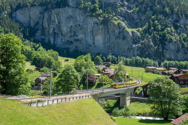 Lauterbrunnen Švýcarsko Června 2019 Železnice Wengernalp Viaduktem Lauterbrunnenu Švýcarsku — Stock fotografie
