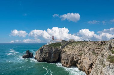 Portekiz 'deki Algarve' de Sagres yakınlarında Cabo de Sao Vicente 'de deniz feneri olan Rocky sahili.