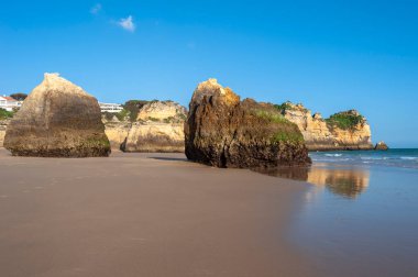 Praia dos Tres Irmaos, sahildeki kayalık manzara, Alvor, Algarve, Portekiz, Avrupa 