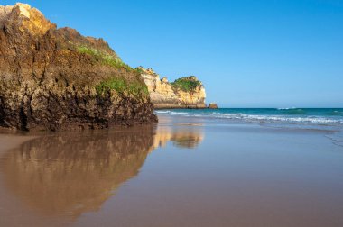 Praia dos Tres Irmaos, sahildeki kayalık manzara, Alvor, Algarve, Portekiz, Avrupa 