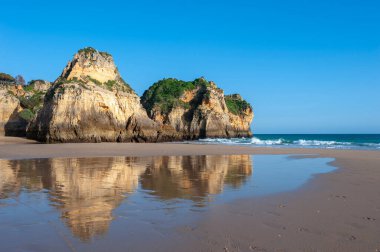 Praia dos Tres Irmaos, sahildeki kayalık manzara, Alvor, Algarve, Portekiz, Avrupa 