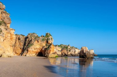 Praia dos Tres Irmaos, sahildeki kayalık manzara, Alvor, Algarve, Portekiz, Avrupa 