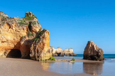Praia dos Tres Irmaos, sahildeki kayalık manzara, Alvor, Algarve, Portekiz, Avrupa 