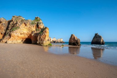 Praia dos Tres Irmaos, sahildeki kayalık manzara, Alvor, Algarve, Portekiz, Avrupa 