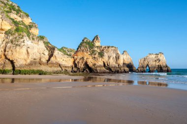 Praia dos Tres Irmaos, sahildeki kayalık manzara, Alvor, Algarve, Portekiz, Avrupa 