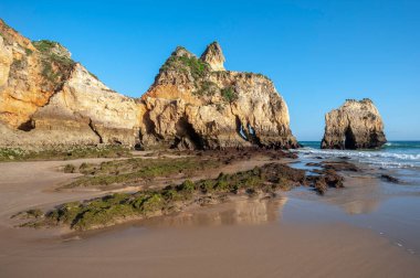 Praia dos Tres Irmaos, sahildeki kayalık manzara, Alvor, Algarve, Portekiz, Avrupa 