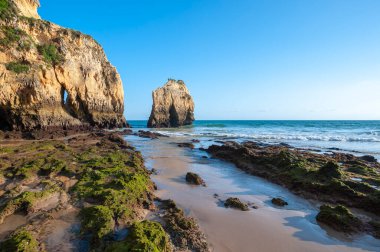 Praia dos Tres Irmaos, sahildeki kayalık manzara, Alvor, Algarve, Portekiz, Avrupa 