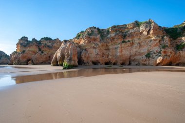 Praia dos Tres Irmaos, sahildeki kayalık manzara, Alvor, Algarve, Portekiz, Avrupa 
