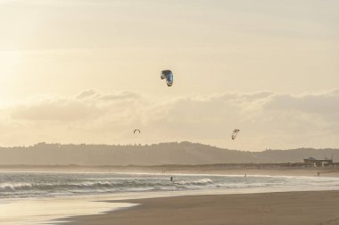 Praia dos Tres Irmaos, Alvor, Algarve, Portekiz, Avrupa 'daki sahil ve kıyı manzarası