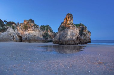 Praia dos Tres Irmaos, sahildeki kayalık manzara, Alvor, Algarve, Portekiz, Avrupa