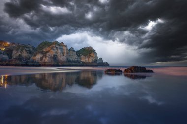 Praia dos Tres Irmaos, sahildeki kayalık manzara, Alvor, Algarve, Portekiz, Avrupa