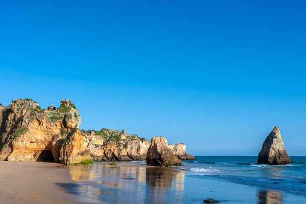 Praia dos Tres Irmaos, sahildeki kayalık manzara, Alvor, Algarve, Portekiz, Avrupa 