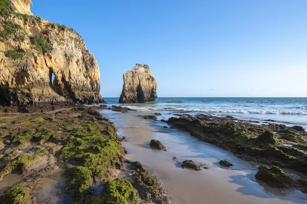 Praia dos Tres Irmaos, sahildeki kayalık manzara, Alvor, Algarve, Portekiz, Avrupa 