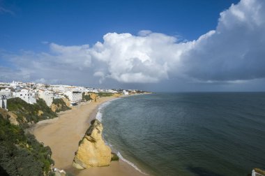 Portekiz 'deki Albufeira Algarve' de Peneco plajı olan şehir manzarası