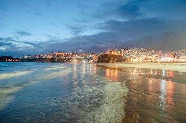 Portekiz 'in Albufeira kentindeki Praia dos Pescadores adlı balıkçı plajının gece manzarası