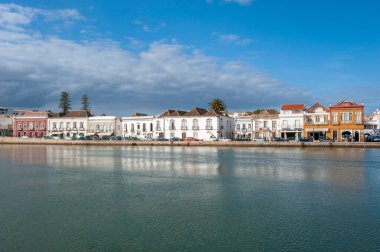 Portekiz 'in Algarve şehrinde Tavira' nın tarihi bir kasabası. Ön planda Gilao nehri.