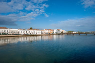 Portekiz 'in Algarve şehrinde Tavira' nın tarihi bir kasabası. Ön planda Gilao nehri.