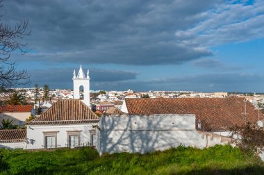 Portekiz 'deki Algarve' de Tavira 'daki Misericordia Kilisesi ile şehir manzarası