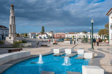 Tavira, Portekiz - 30 Mart 2018: Portekiz 'in Algarve kentindeki Tavira' da bulunan Town Square Praca da Republica