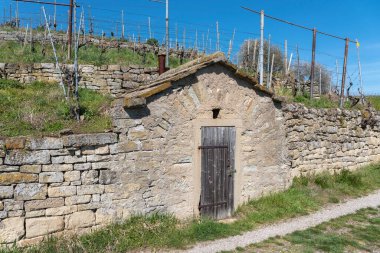 Enzfelsen üzüm bağı yolundaki tarihi üzüm bağı kulübesi Enz 'de Muhlhausen yakınlarında. Enz 'deki Muhlhausen, Almanya' nın Baden-Wurttemberg kentindeki Kraichgau 'da bulunmaktadır.