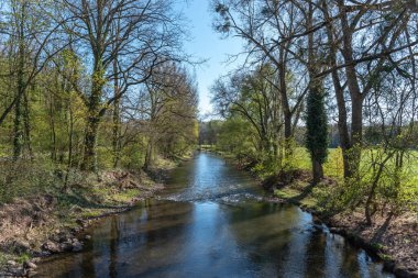 Enz Nehri 'nin doğası gereği Enz' de Muhlhausen yakınlarında Roter Rain nehri vardır. Enz 'deki Muhlhausen, Almanya' nın Baden-Wurttemberg kentindeki Kraichgau 'da bulunmaktadır.