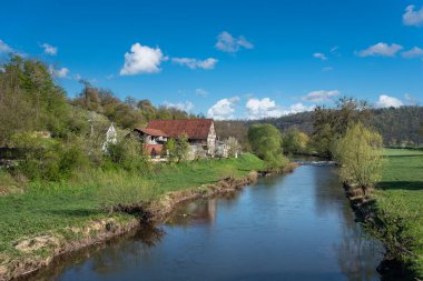Manzara ve Enz nehri üzerinde Muhlhausen nehri üzerindeki eski çiftlik. Enz 'deki Muhlhausen, Almanya' nın Baden-Wurttemberg kentindeki Kraichgau 'da bulunmaktadır.