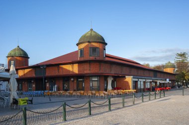 Portekiz 'in Algarve şehrinde Olhao' da tarihi pazar salonu.