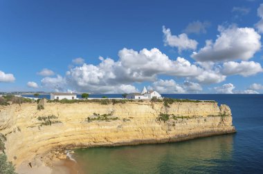 Portekiz 'deki Algarve' de Armacao de Pera 'daki Nossa Senhora da Rocha şapelinin manzarası.