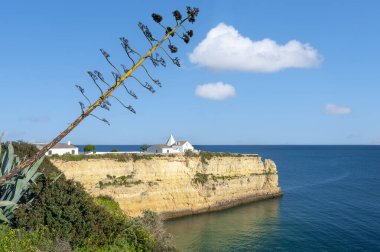 Portekiz 'deki Algarve' de Armacao de Pera 'daki Nossa Senhora da Rocha şapelinin manzarası.