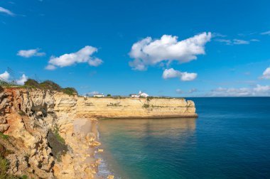 Portekiz 'deki Algarve' de Armacao de Pera 'daki Nossa Senhora da Rocha şapelinin manzarası.